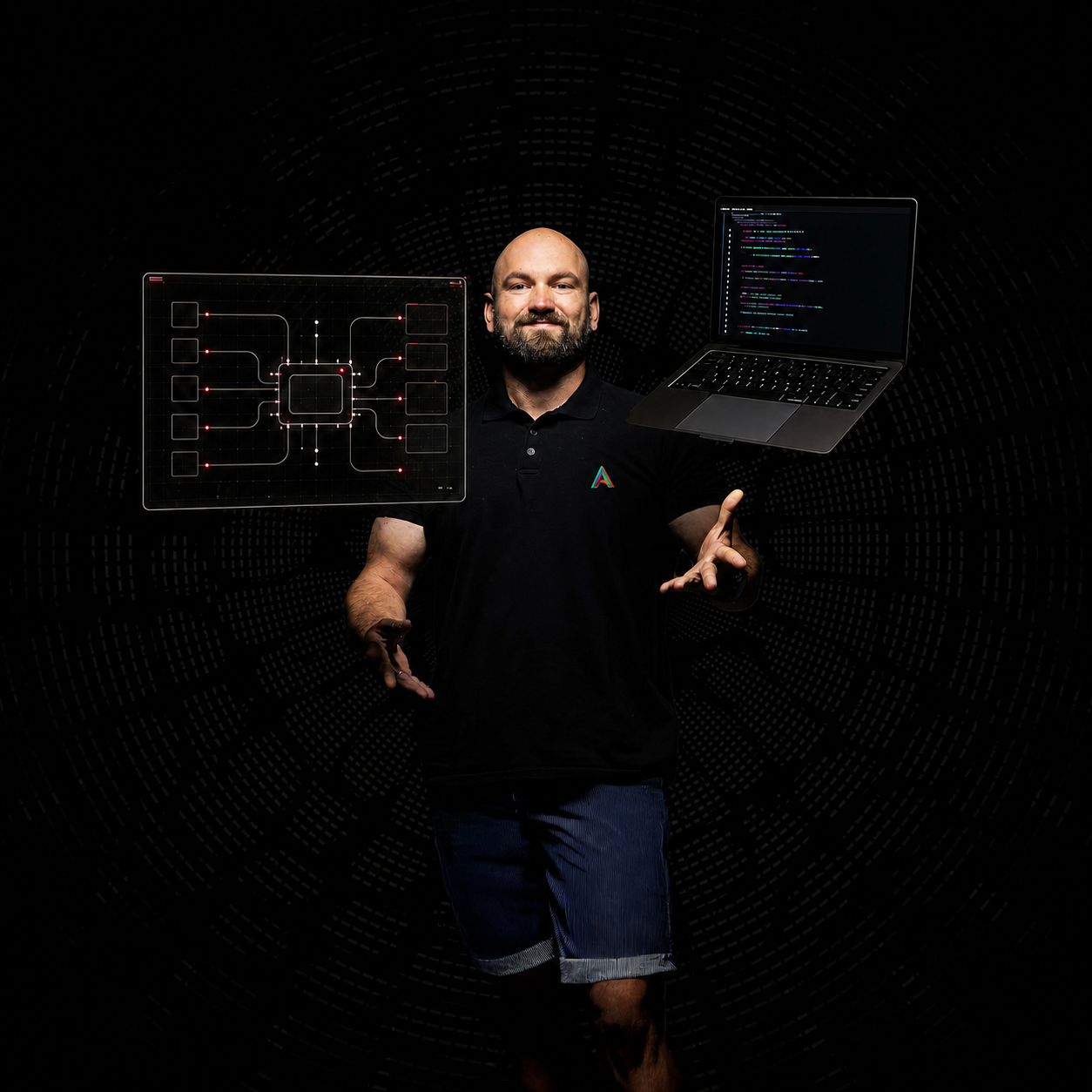 Tom Holzer zwischen einem transparenten Lösungsdisplay und einem Laptop